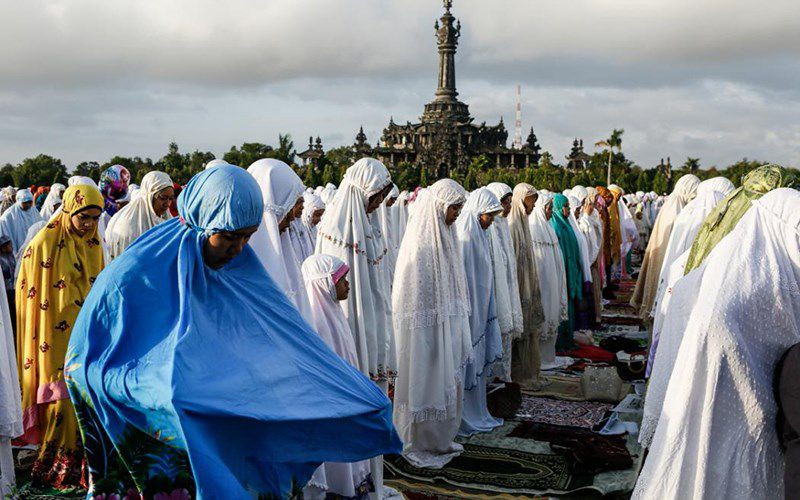 Người Hồi giáo Indonesia cầu nguyện tại thánh đường nhân dịp lễ Eid Al Fitr. Ảnh: Getty