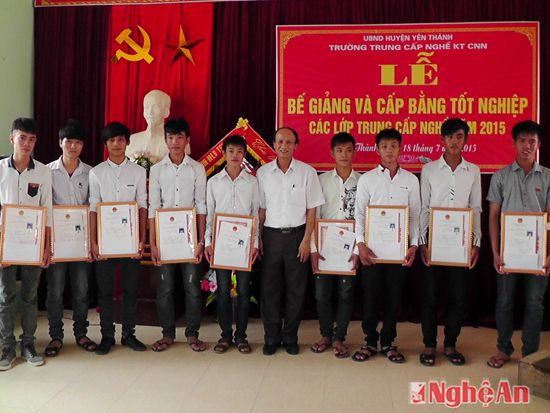  Các học viên được nhận phần thưởng