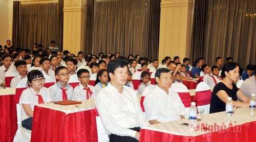 Các đại biểu tham dự buổi lễ