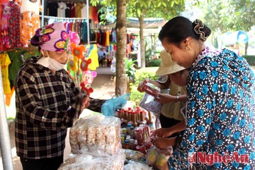 Bán hàng lưu niệm tại các điểm du lịch ở Nam Đàn.