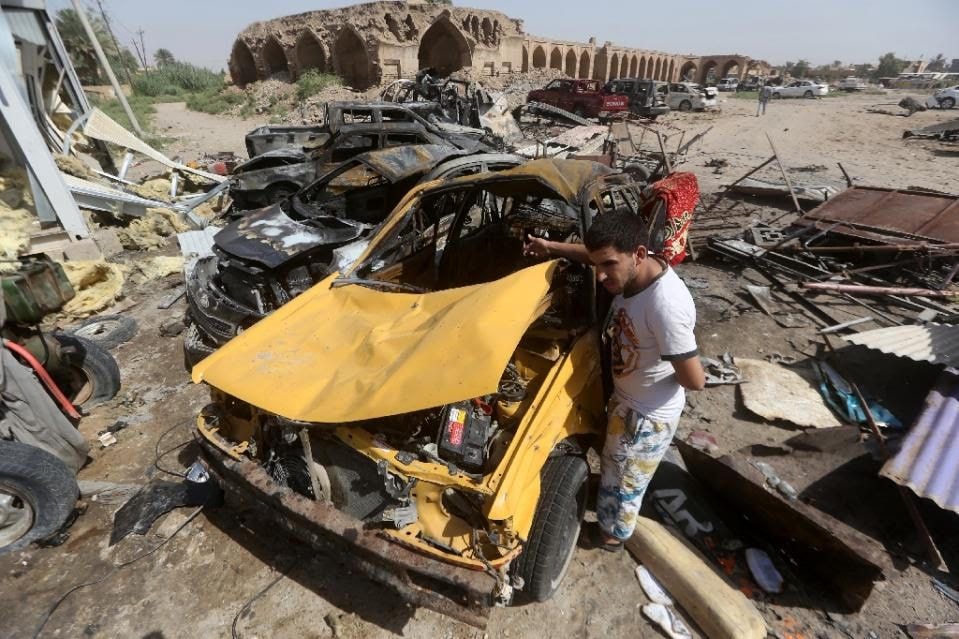  Một góc hiện trường vụ đánh bom đẫm máu tại Iraq hôm 17/7. Ảnh: AFP