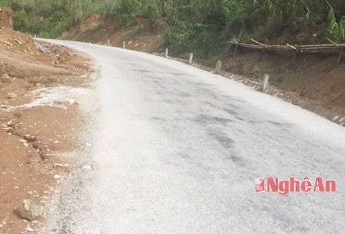 Đến nay, Công ty CP 482 đã rải nhựa 3,8/3,8km (Ảnh: đoạn qua xã Mai Sơn - Tương Dương đã hòan thành)