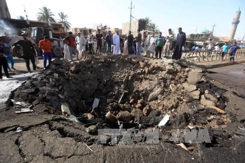 Một hố bom do vụ đánh bom gây ra tại Khan Bani Saad ngày 17/7. Ảnh: AFP/ TTXVN