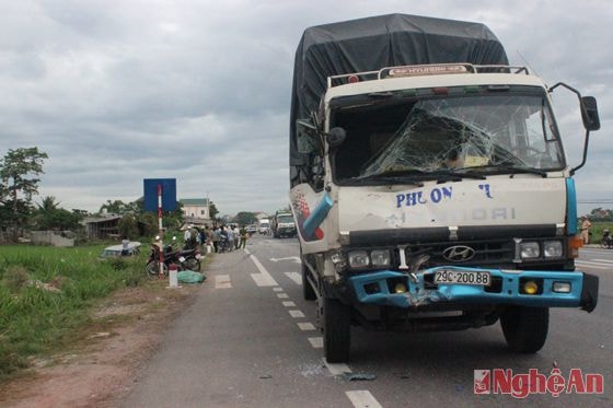 Đầu xe tải bị biến dạng sau tai nạn.