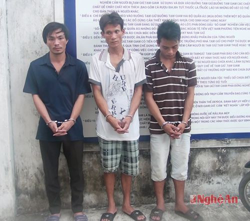 Các đối tượng đang bị tạm giữ tại cơ quan công an huyện Quỳnh Lưu
