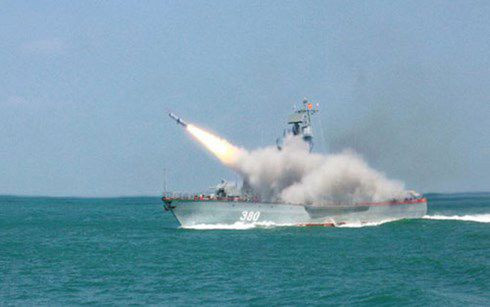 Tàu 380 bắn tên lửa trên biển.