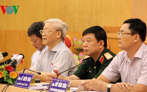 Tổng Bí thư Nguyễn Phú Trọng lắng nghe ý kiến cử tri