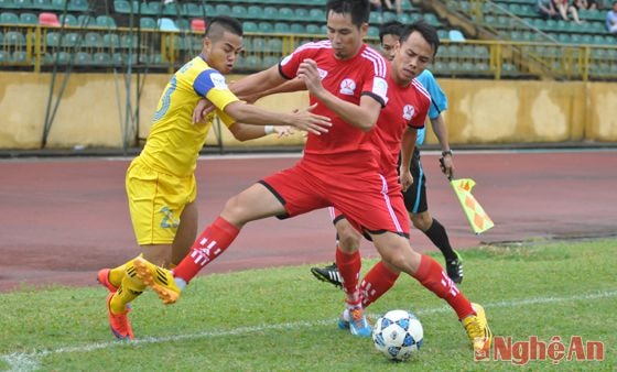 Trần Đình Hoàng chơi khá xông xáo bên hành lang cánh phải của SLNA.