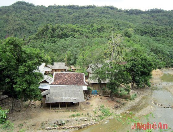 Bản Đửa có 84 hộ dân tộc Thái, nằm bên dòng khe Mạt, xung quanh là những dãy núi cao và hiểm trở.