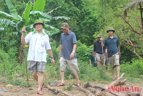 Đại tá Nguyễn Hữu Cầu (đi đầu) - Giám đốc Công an tỉnh Nghệ An cùng đoàn công tác vượt rừng vào hiện trường xảy ra vụ án mạng.