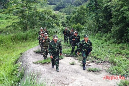 BĐBP Nghệ An phối hợp với Biên phòng Lào tuần tra song phương bảo vệ biên giới.  Ảnh: lê thạch