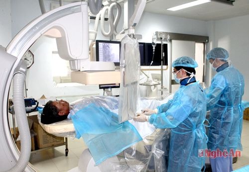 Sử dụng máy can thiệp mạch cho bệnh nhân tại Bệnh viện Hữu nghị Đa khoa Nghệ An.Ảnh: Từ thành