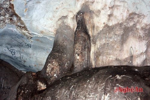 Nhũ đá tạo hình người vợ mang bầu vời sự che chở của chồng.