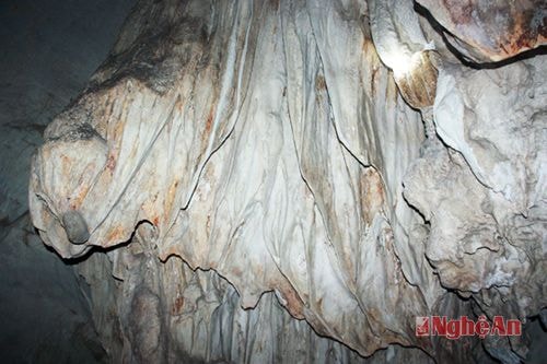 Có những nhũ đá được ví như bộ xiêm y của các nữ tiên giáng trần.