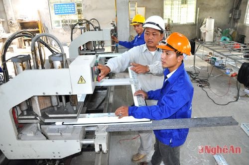 Hướng dẫn xử lý kỹ thuật trong quy trình sản xuất cửa nhựa lõi thép tại doanh nghiệp tư nhân Long Thành Công (Thị trấn Anh Sơn). Ảnh: Hữu Nghĩa