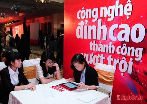 Giao dịch  tại Công ty  Bảo hiểm Nhân thọ AIA Việt Nam. Ảnh: P.V