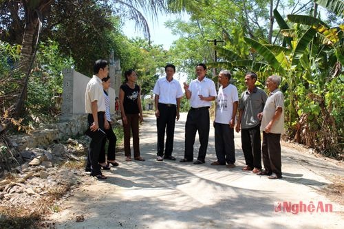 Lãnh đạo xã Hoa Sơn trao đổi với nhân dân xóm 5 về kết quả chương trình  xây dựng nông thôn mới.