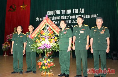 Thượng tướng Nguyễn Huy Hiệu trao lẵng hoa kỷ niệm cho Ban liên lạc CCB Trung đoàn 27 tại Nghệ An.