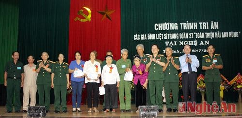 Các Mẹ Việt Nam anh hùng và thân nhân, gia đình các liệt sỹ nhận món quà tri ân của chương trình.