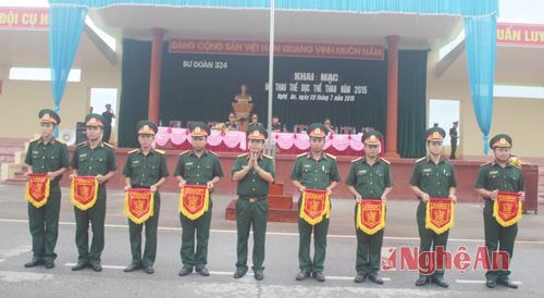  Ban tổ chức tặng cờ lưu niệm cho các đội tham gia thi đấu