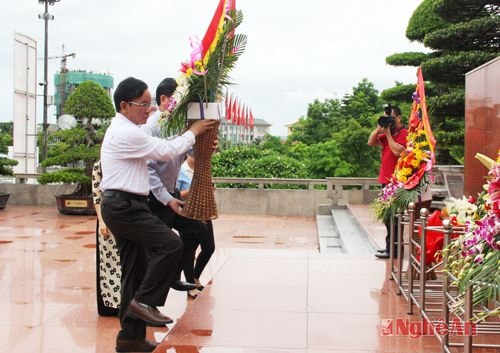 Đồng chí Hoàng Văn Chất thay mặt đoàn công tác dâng lẵng hoa tươi thắm của những người con Sơn La trong dịp về thăm quê hương hương Chủ tịch Hồ Chí Minh.