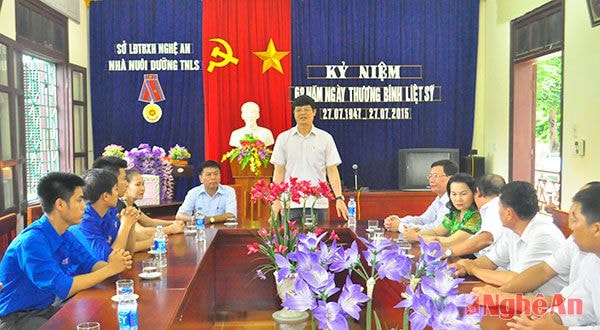 Đồng chí Lê Xuân Đại trò chuyện với cán bộ, nhân viên Nhà nuôi dưỡng thân nhân liệt sỹ