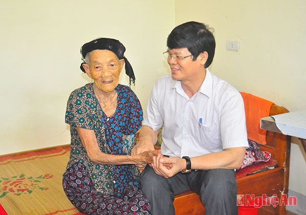 Đồng chí Lê Xuân Đại thăm hỏi mẹ Nguyễn Thị Tồng (99 tuổi, quê ở xã Thanh Lĩnh, huyện Thanh Chương). Mẹ Tồng có con trai duy nhất là liệt sỹ Nguyễn Văn Hòe , hy sinh năm 1973. Mẹ được Báo Nghệ An nhận phụng dưỡng suốt đời từ năm 1996. Hiện mẹ đang được chăm sóc tại Nhà nuôi dưỡng thân nhân liệt sỹ.
