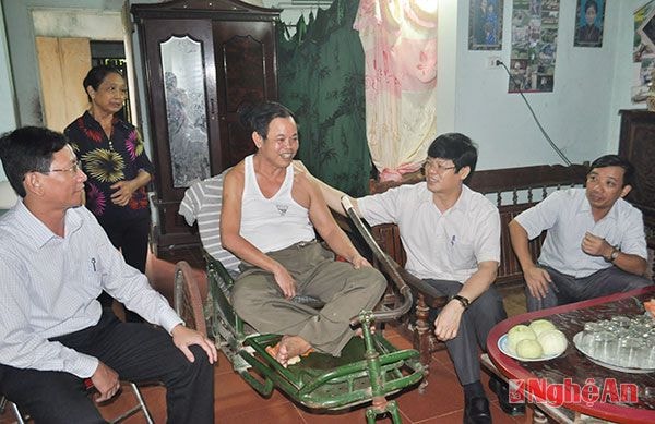 Đồng chí Lê Xuân Đại và đại diện lãnh đạo Sở Lao động, Thương binh và Xã hội, UBND huyện Nghi Lộc trò chuyện với thương binh 1/4 Lê Quý Đoài ở xóm 13 xã Nghi Long
