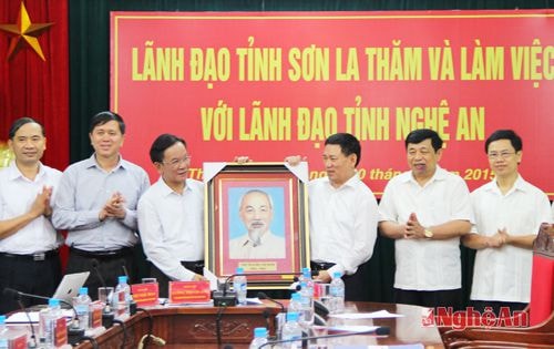 Lãnh đạo tỉnh Nghệ An tặng đoàn công tác bức tranh Bác Hồ.