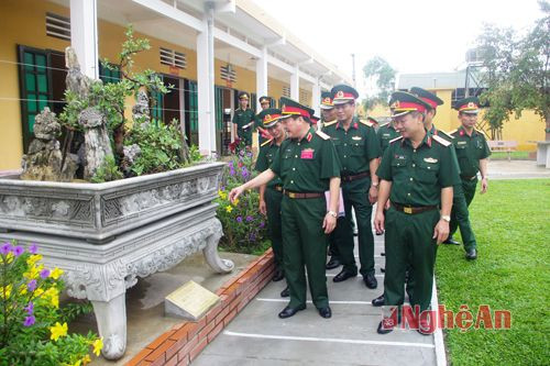 Thiếu tướng Nguyễn Văn Tươi, Thiếu tướng Nguyễn Sĩ Hội cùng các đại biểu tham quan doanh trại Tiểu đoàn 5, Trung đoàn 335