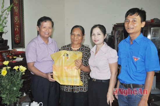 Đại diện Ban Biên tập và đoàn Thanh niên  Báo Nghệ An thăm, tặng quà Mẹ Phạm Thị Ty- vợ Liệt sỹ