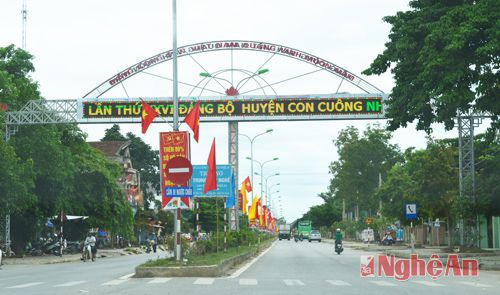 Trong không khí phấn khởi, vui tươi, đoạn Quốc lộ 7A đi qua thị trấn tràn ngập hoa và băng rôn điện tử.