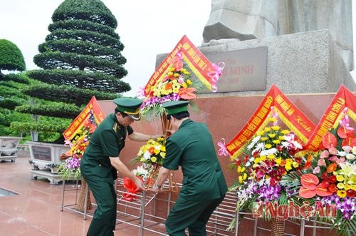  Đại tá Đinh Ngọc Văn, Tỉnh ủy viên, Chỉ huy trưởng; Đại tá Nguyễn Văn Túy, Chính ủy BĐBP tỉnh dâng lẵng hoa tươi thắm lên tượng đài Bác Hồ