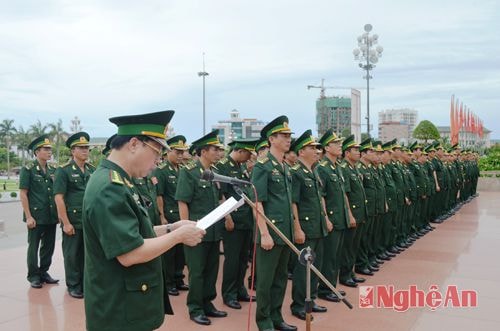 Đại tá Nguyễn Văn Túy, Bí thư Đảng ủy, Chính ủy BĐBP tỉnh báo công trước tượng đài Bác Hồ