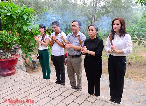 Thắp hương kính viếng Nguyên Tổng Bí thư Lê Hồng Phong.