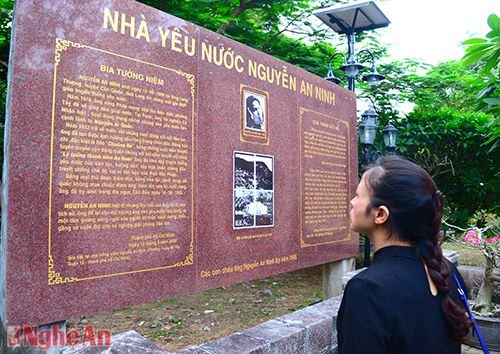 Tại mộ nhà yêu nước Nguyễn An Ninh - người đã truyền cảm hứng và khơi dậy tinh thần yêu nước của nhiều thanh niên với bài diễn thuyết nổi tiếng 