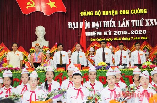 Các em thiếu nhi tặng hoa chúc mừng đại hội