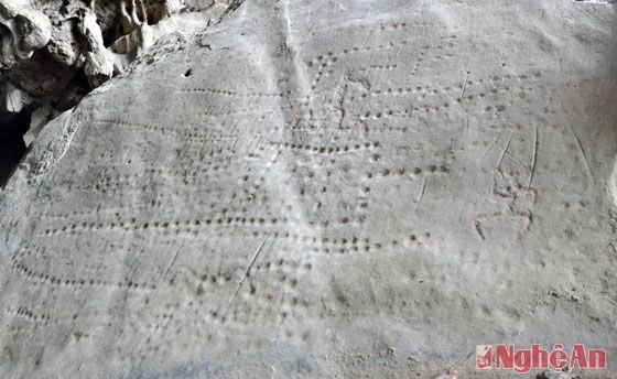 Ký tự ở phần đáy phiến đá.