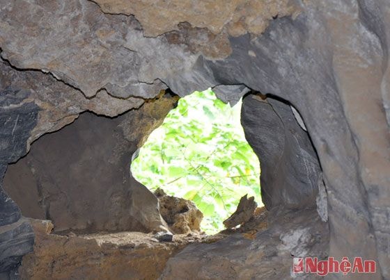 Hang Bò có những ngách nhỏ thông ra ngoài, có thể quan sát được vẻ đẹp bên ngoài nhờ nguồn ánh sáng mặt trời chiếu vào.