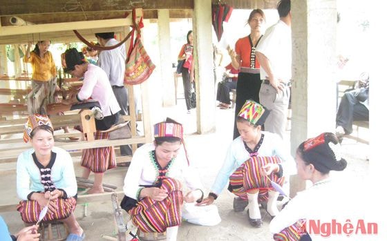 Nghề dệt thổ cẩm của phụ nữ Thái ở Quế Phong. Ảnh minh họa