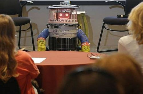  HitchBOT, robot chuyên đi nhờ xe, chính thức được giới thiệu với người dân Mỹ. Ảnh: AP.