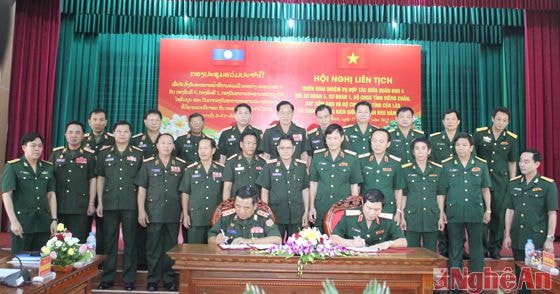 Lễ ký kết biên bản hợp tác giữa Quân khu 4 với các đơn vị, địa phương nước bạn Lào.