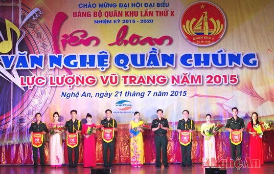 Thiếu tướng Trần Tiến Dũng  Phó Chính ủy Quân khu tặng cờ cho các đội tham gia thi ở cụm 4