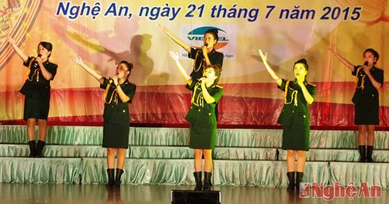 Tiết mục “Tổ quốc nhìn từ biển” của tốp ca nữ Cục Chính trị