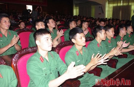Các chiến sĩ hào hứng với chương trình liên hoan.