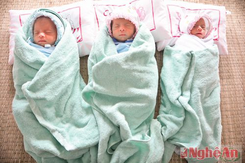 3 bé gái kháu khỉnh được trở về nhà sau gần 1 tuần sinh mổ tại bệnh viện.