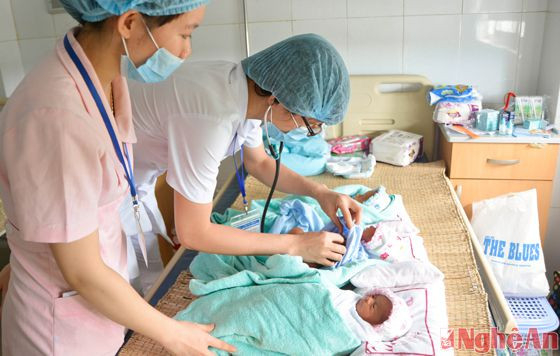 Sau khi sinh mổ, 3 bé gái được các nhân viên y tế ở Khoa Sản, Bệnh viện hữu nghị đa khoa Nghệ An chăm sóc cẩn thận.