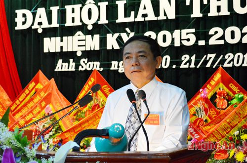 Đồng chí Lê Quang Quân – Trưởng ban Tổ chức Huyện ủy thông báo kết quả bầu cử 