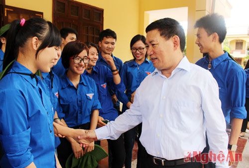 Đồng chí Bí thư Tỉnh ủy trò chuyện cùng các bạn sinh viên Đại học Y khoa Vinh đang làm công tác tình nguyện tại Trung tâm điều dưỡng thương binh nặng Nghệ An