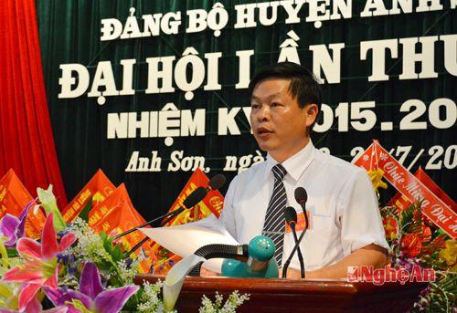 Đồng chí Lê Anh Dũng – Hiệu trưởng trường THCS Anh Sơn 2 thông qua Nghị quyết Đại hội 